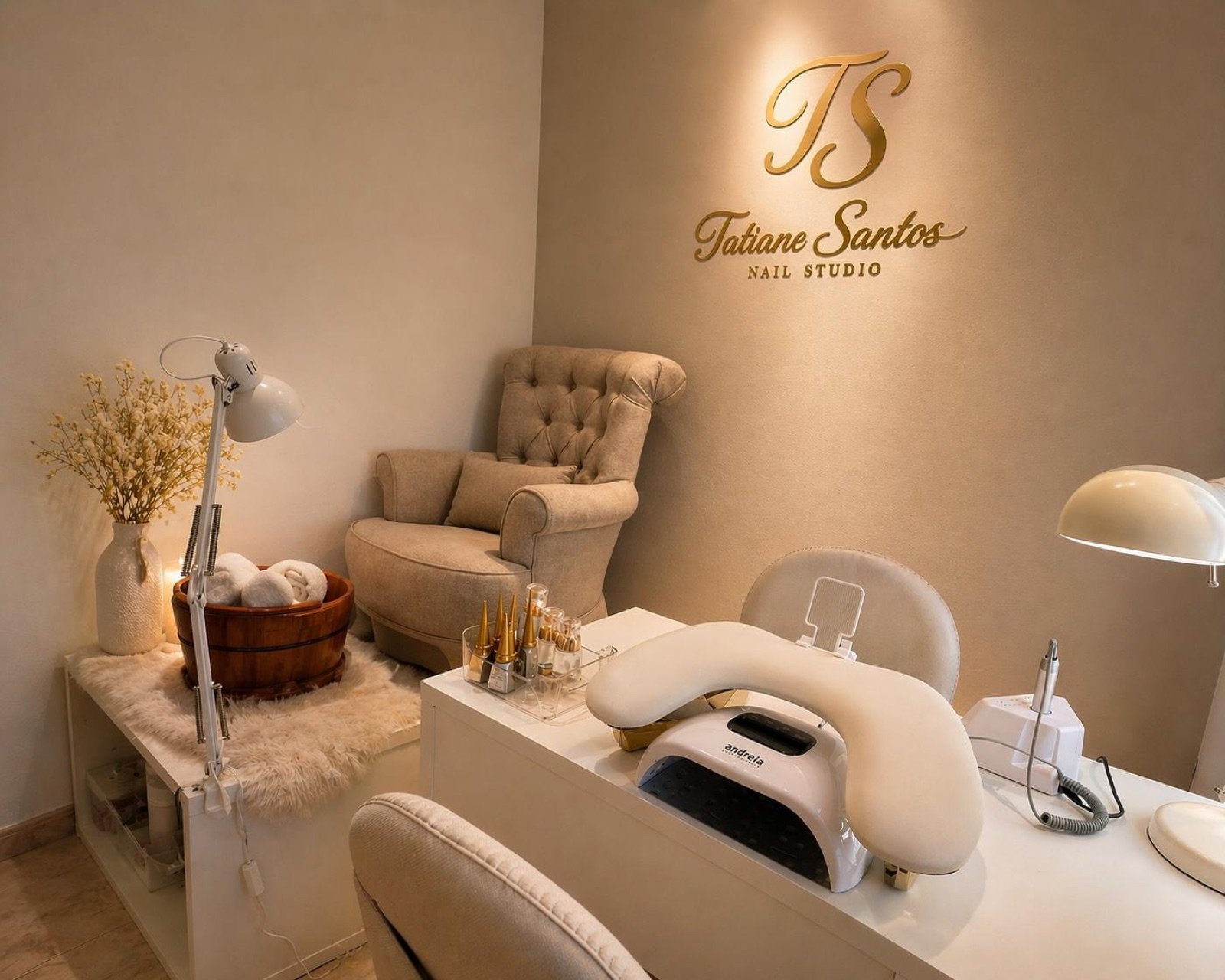 Interior do Tatiane Santos Nail Studio, em Loures